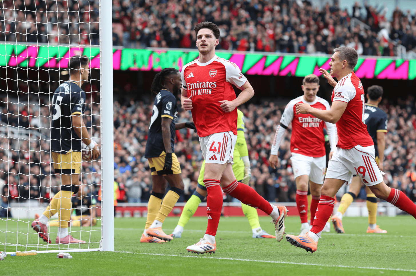 开云娱乐-窗口期英超焦点战；法兰克福造点机会；媒体盛赞；更衣室氛围转暖的简单介绍