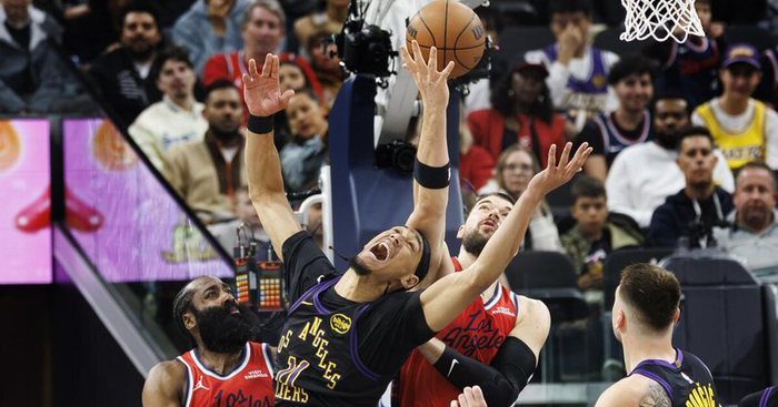 开云APP下载-转折点洛杉矶湖人防线松动，NBA总决赛国际比赛日攻防权衡，气氛紧张，年轻球员得到机会的简单介绍
